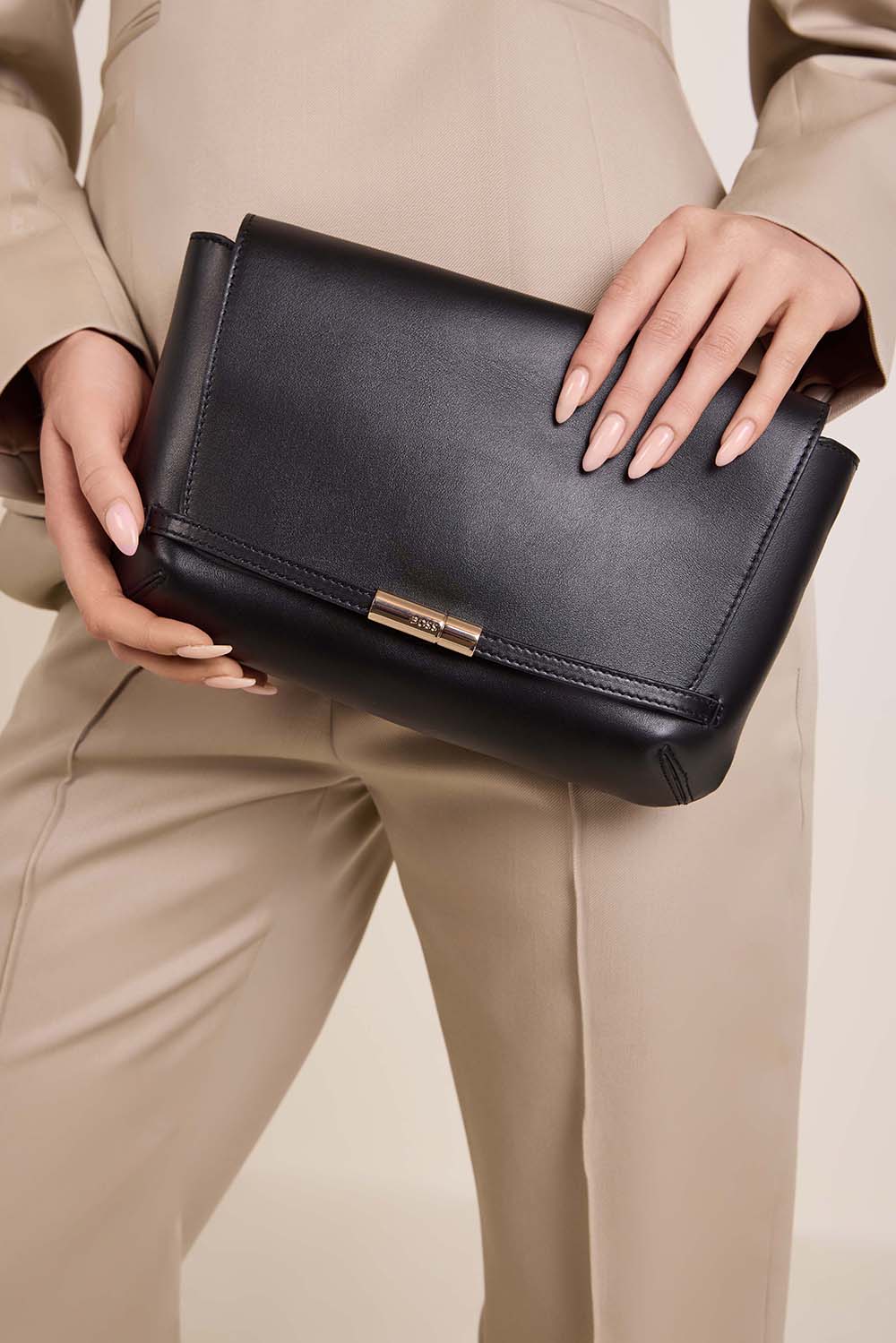 תמונת כל הלוק של תיק קלאץ' פטרה